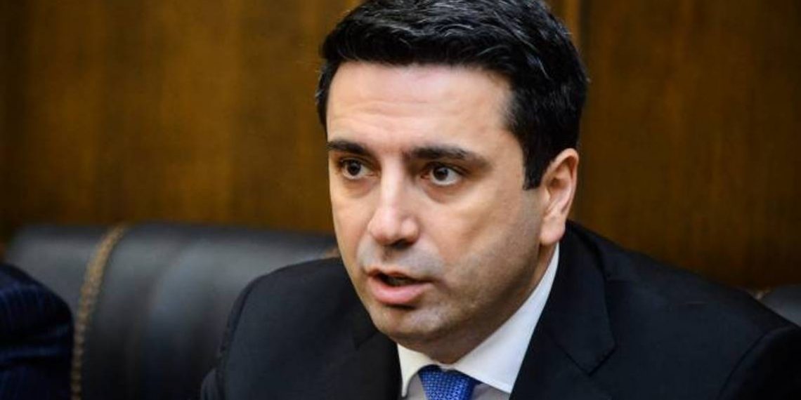 Установление Азербайджаном КПП в Лачинском коридоре абсолютно неприемлемо: спикер Парламента Армении