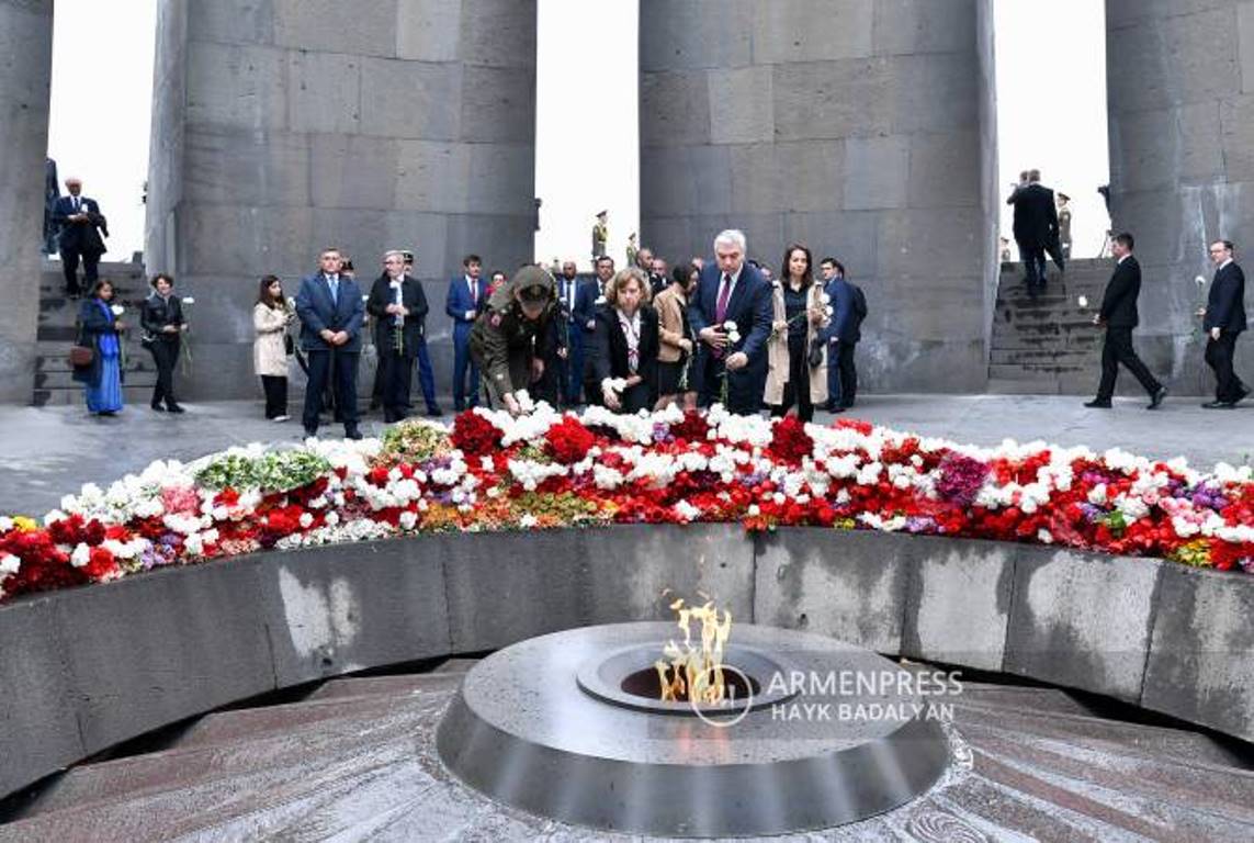 День памяти жертв геноцида советского народа. Мемориальный комплекс Цицернакаберд. Геноцид армян Цицернакаберд 24 апреля. Цицернакаберд в Ереване. Память о геноциде армян 24 апреля.