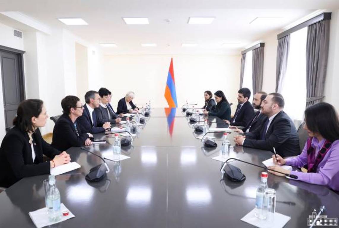Французский сенатор представил главе МИД Армении итоги визита в Лачинский коридор