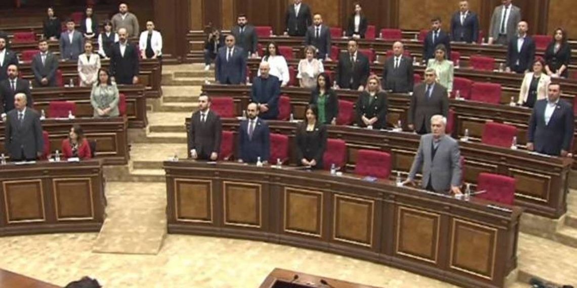 Парламент Армении минутой молчания почтил память жертв Геноцида армян и погибших героев