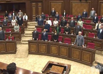 Парламент Армении минутой молчания почтил память жертв Геноцида армян и погибших героев