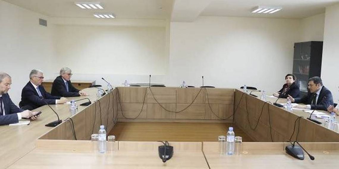 Замглавы МИД Армении принял делегацию французского департамента Изер 