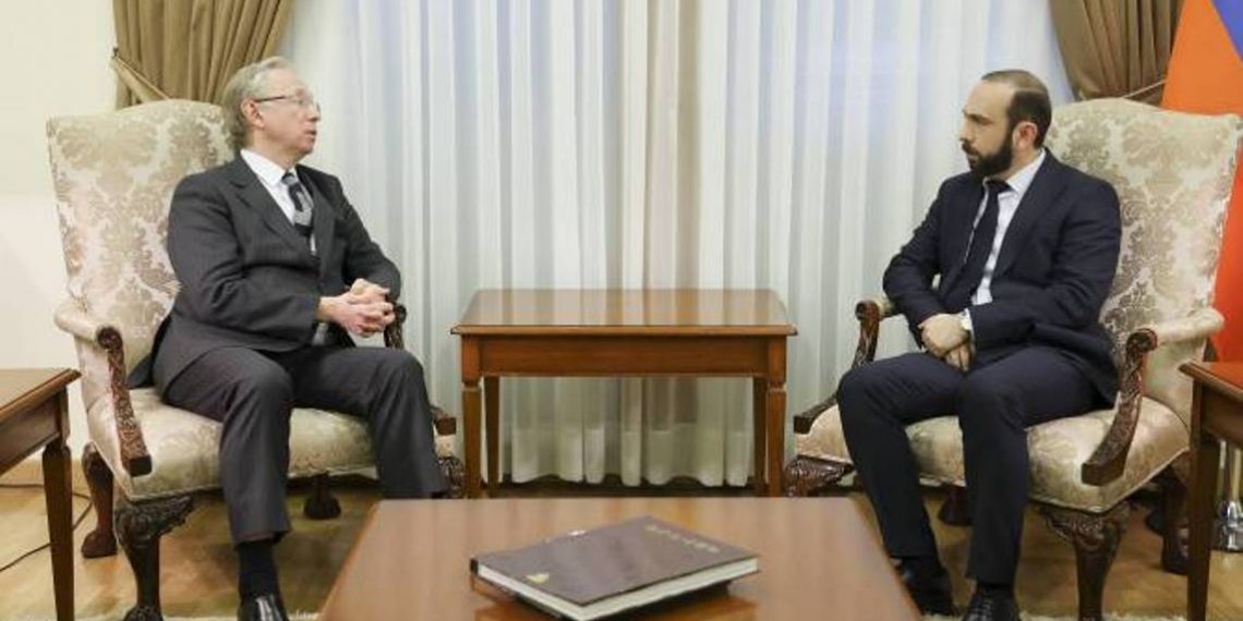Министр иностранных дел Армении принял замминистра иностранных дел России