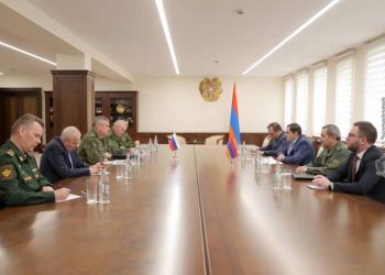Министр обороны Армении встретился с командующим российскими миротворческими силами