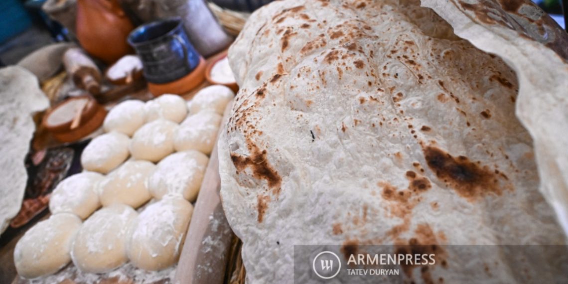 Армянский лаваш обладает внешностью, чертами и названиями
