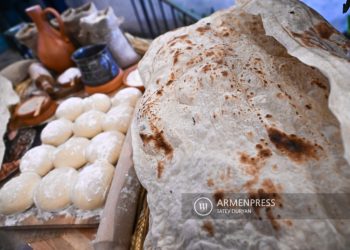 Армянский лаваш обладает внешностью, чертами и названиями