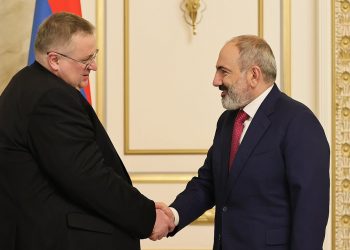 Премьер-министр Пашинян принял заместителя председателя правительства РФ