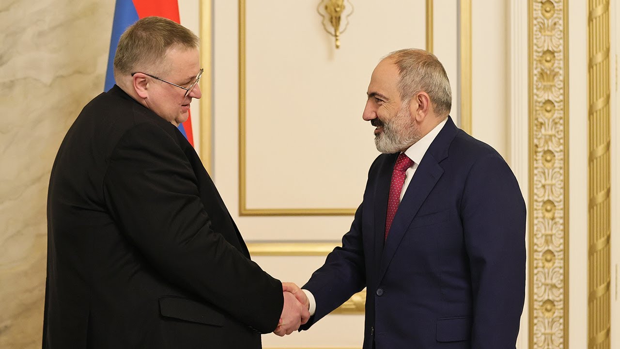 Премьер-министр Пашинян принял заместителя председателя правительства РФ
