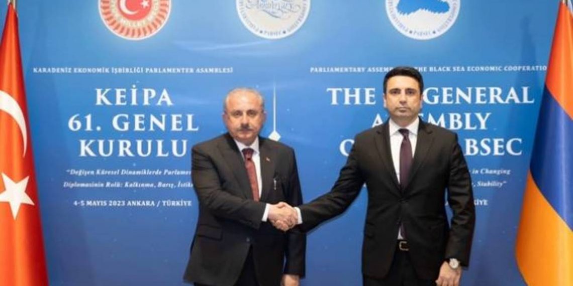 Спикер НС Армении на встрече с коллегой Турции коснулся закрытия воздушного пространства Турции для авиакомпаний РА