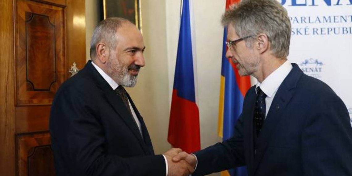 Премьер-министр Пашинян провел встречу с председателем Сената Чехии Милошем Выстрчилом