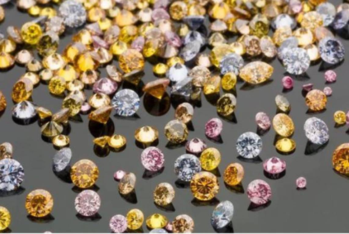 Большая часть объема экспорта Армении приходится на драгоценные и полудрагоценные камни,  металлы и изделия из них