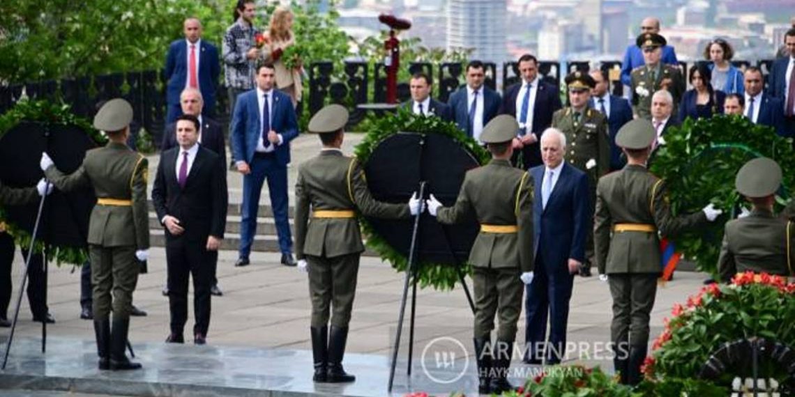 Высшее руководство Армении посетило парк Ахтанак по случаю Дня Победы и мира