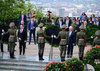 Высшее руководство Армении посетило парк Ахтанак по случаю Дня Победы и мира