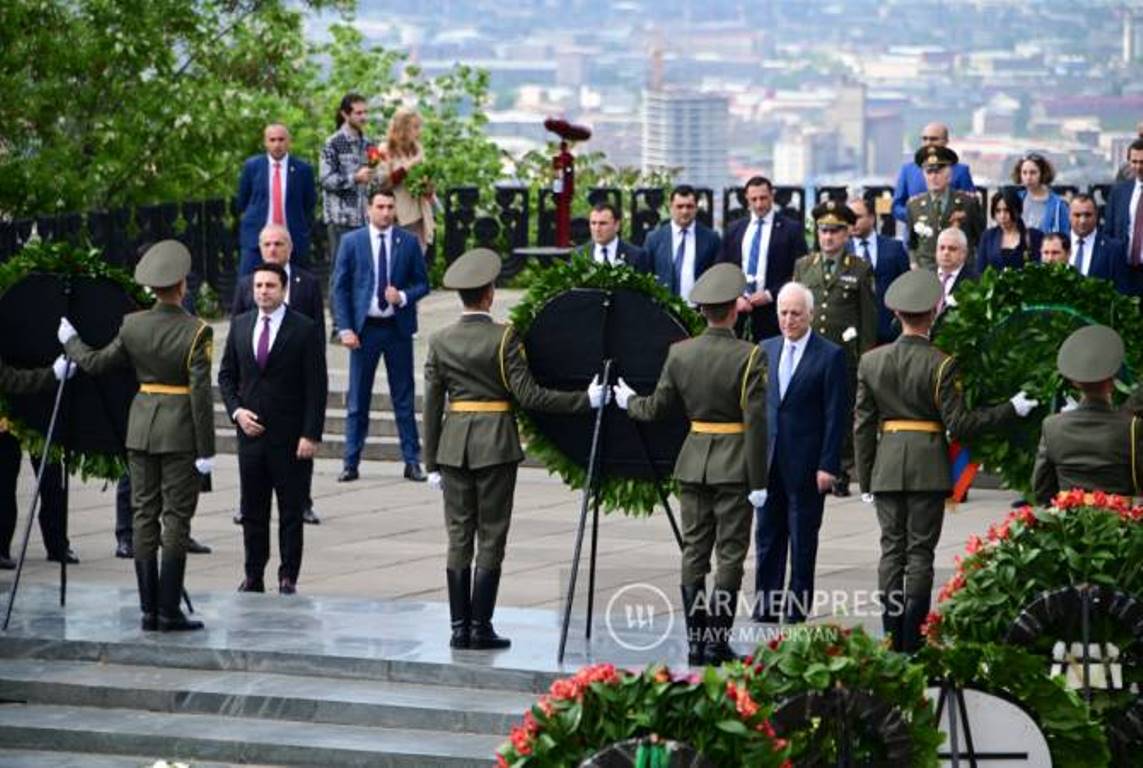 Высшее руководство Армении посетило парк Ахтанак по случаю Дня Победы и мира