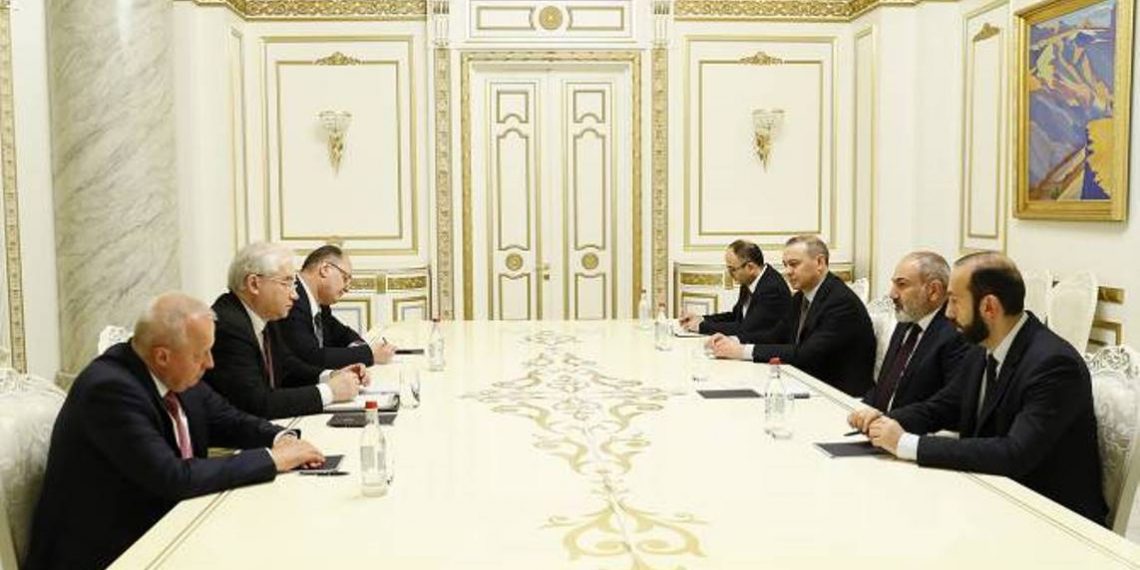 Премьер-министр Пашинян принял российского сопредседателя МГ ОБСЕ Игоря Ховаева