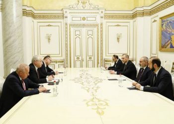 Премьер-министр Пашинян принял российского сопредседателя МГ ОБСЕ Игоря Ховаева