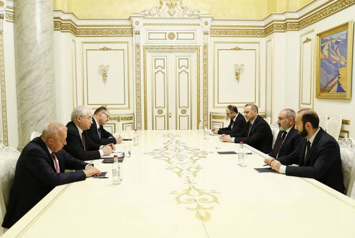 Премьер-министр Пашинян принял российского сопредседателя МГ ОБСЕ Игоря Ховаева
