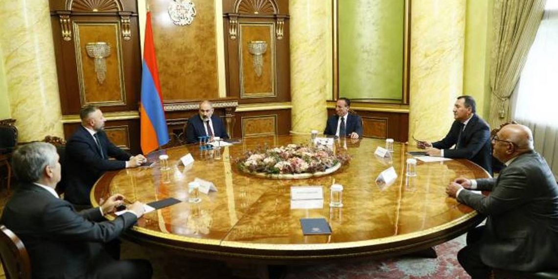 Премьер-министр провел встречу с руководителями внепарламентских политических сил