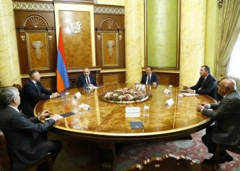 Премьер-министр провел встречу с руководителями внепарламентских политических сил