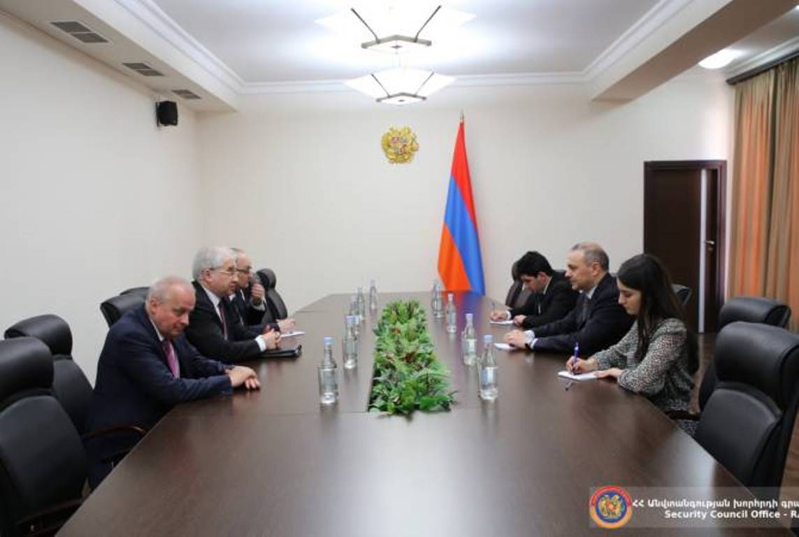 Лачинский коридор должен быть открыт: российский сопредседатель МГ ОБСЕ секретарю Совбеза Армении