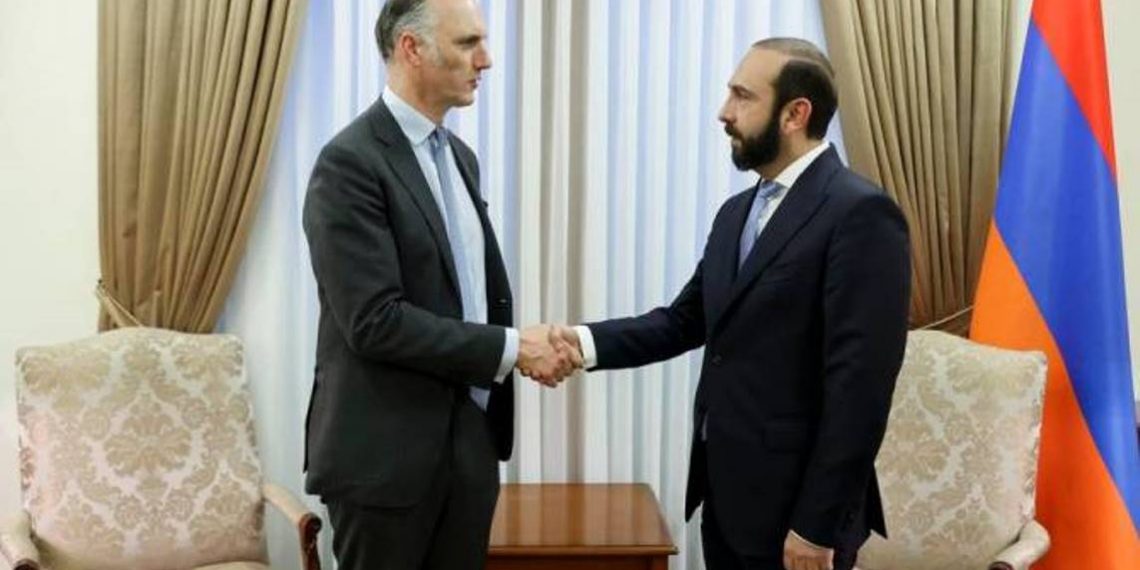 Начался визит министра по европейским делам Великобритании в Армению