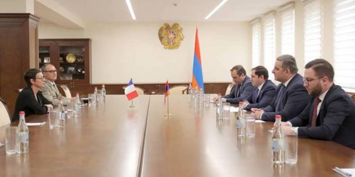 Министр обороны Армении представил послу Франции ситуацию на армяно- азербайджанской границе