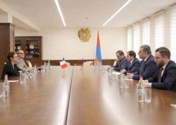 Министр обороны Армении представил послу Франции ситуацию на армяно- азербайджанской границе