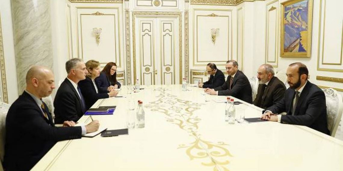 Премьер-министр Пашинян принял американского сопредседателя Минской группы ОБСЕ Луиса Боно