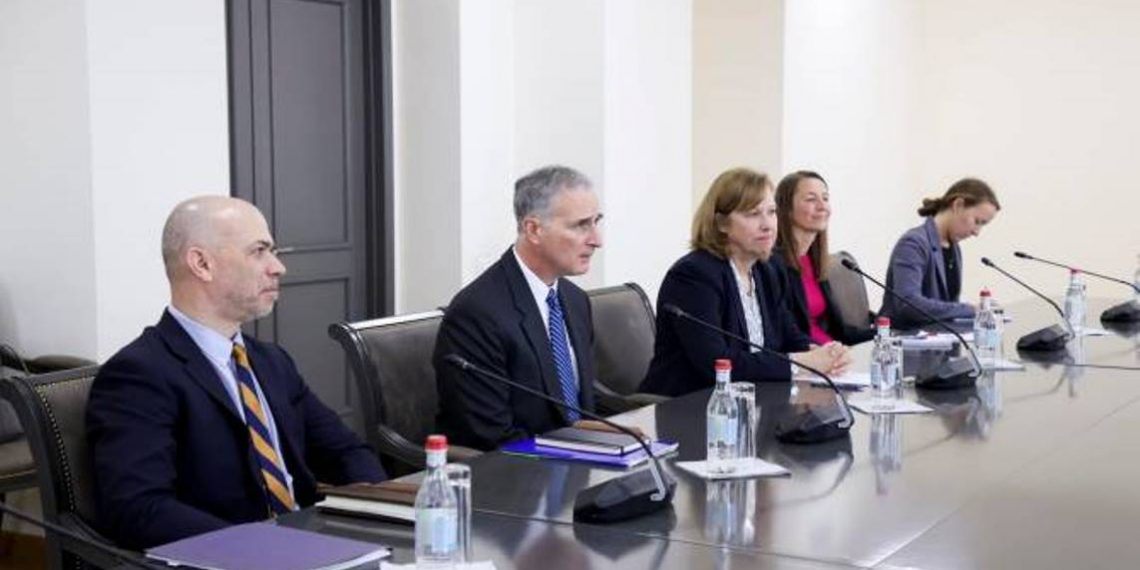 Глава МИД Армении и американский сопредседатель МГ ОБСЕ обсудили процесс нормализации отношений между Ереваном и Баку