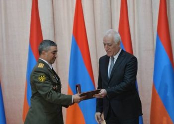 Президент Республики наградил группу военнослужащих по случаю праздника