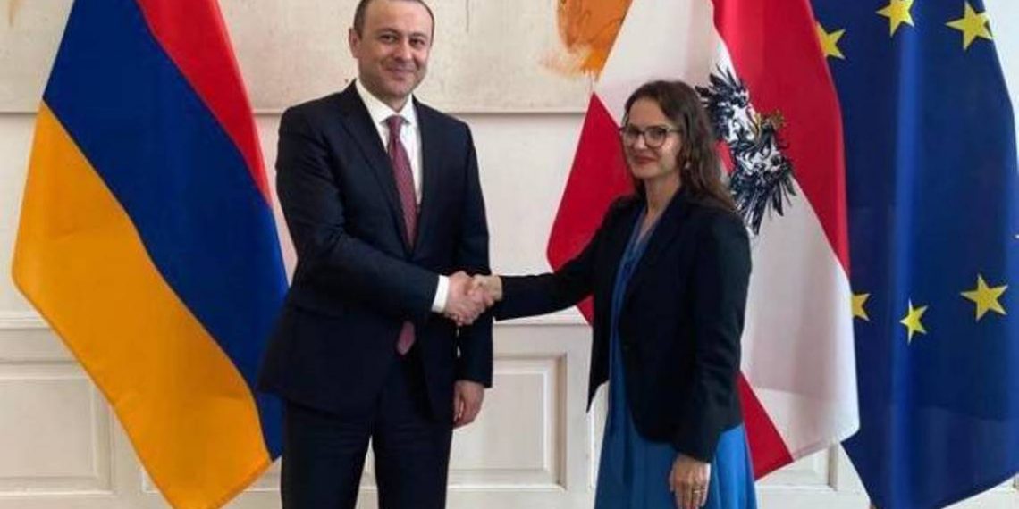 Секретарь Совбеза Армении провел встречу с советником федерального канцлера Австрии по внешнеполитическим вопросам