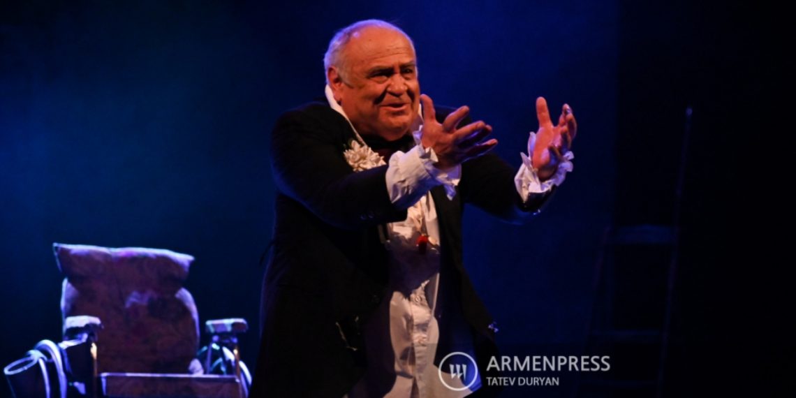 Теперь я знаю и немного умею: спектакль известного режиссера Роберта Стуруа на ереванской сцене