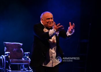 Теперь я знаю и немного умею: спектакль известного режиссера Роберта Стуруа на ереванской сцене