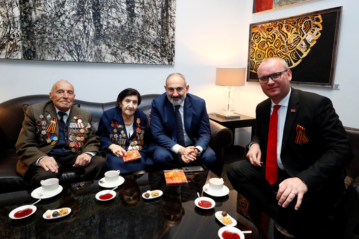 Пашинян в Москве встретился с армянскими ветеранами Великой Отечественной войны