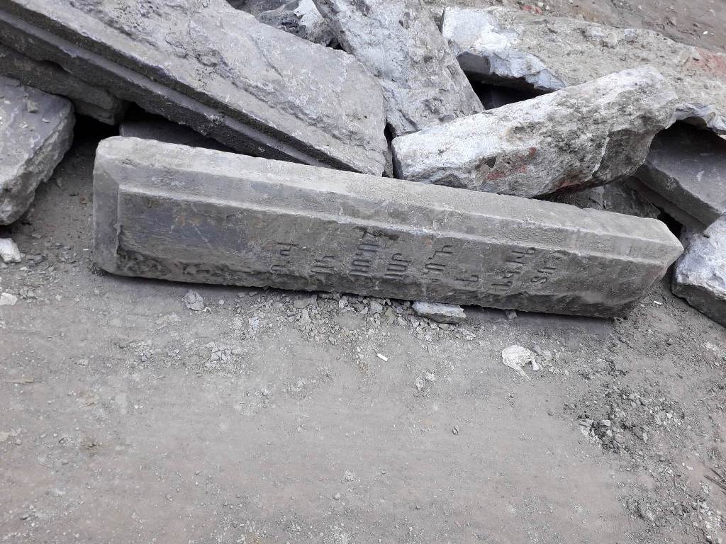 Обломки надгробий с армянскими надписями