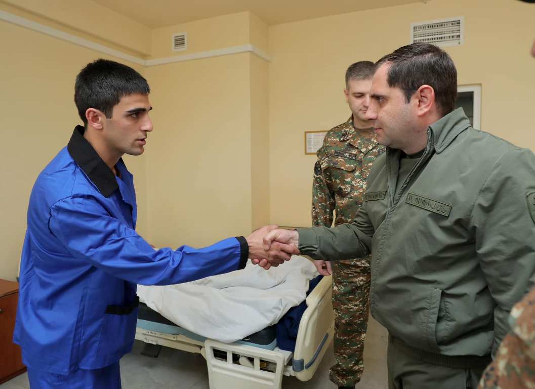 Министр обороны Армении посетил военнослужащих, раненных в результате агрессии Азербайджана на направлении Сотка